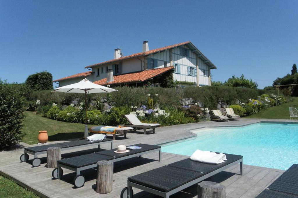 Les Volets Bleus Bed & Breakfast Arcangues Bagian luar foto