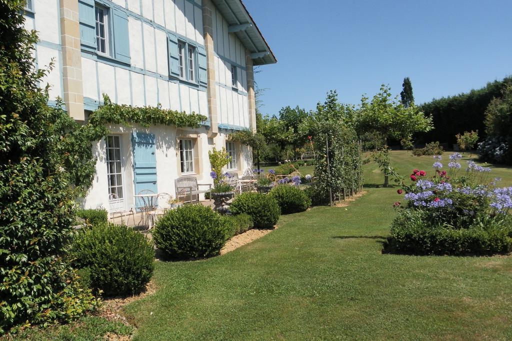 Les Volets Bleus Bed & Breakfast Arcangues Bagian luar foto